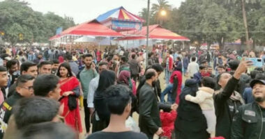 মাসব্যাপী লোক ও কারুশিল্প মেলায় দর্শনার্থীদের উপচে পড়া ভিড়