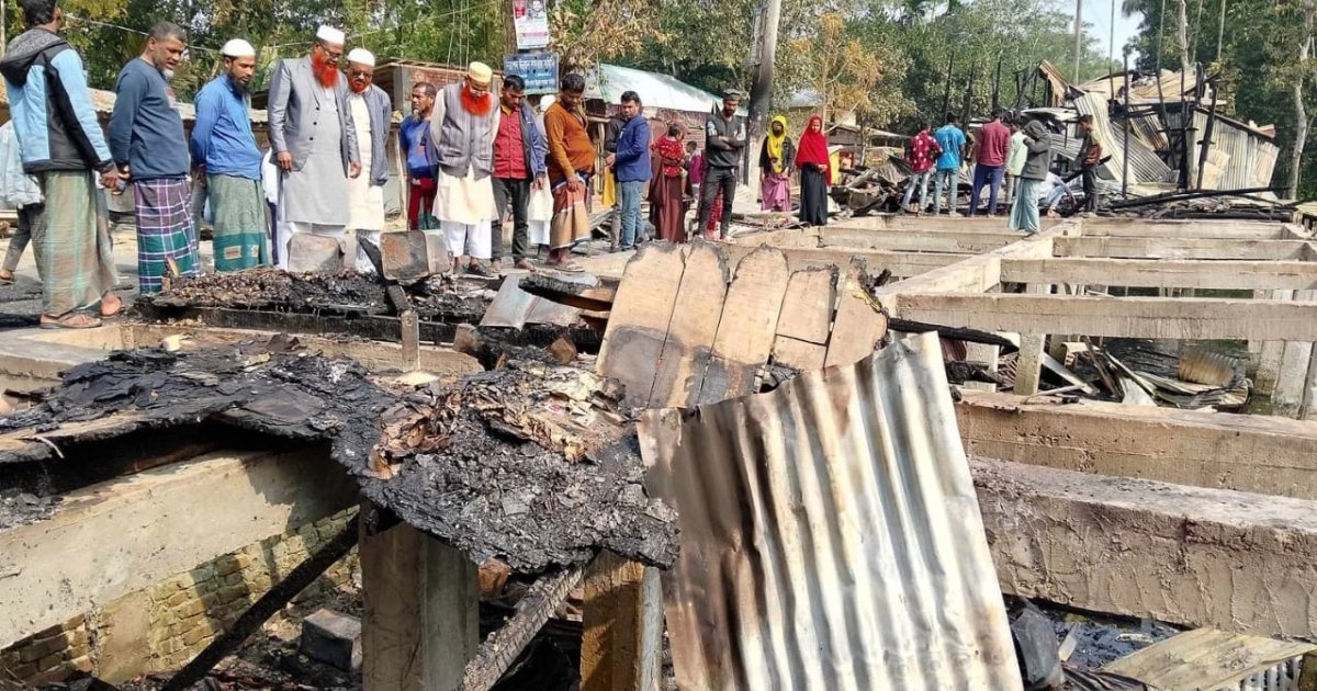 আমতলীতে মধ্যরাতে ১৬’টি দোকান পুড়ে ছাই