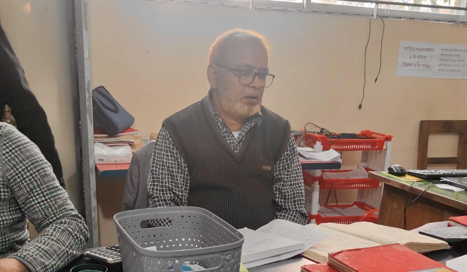 নামজারির নামে অর্থ আদায়ের অভিযোগ অফিস সহকারীর বিরুদ্ধে