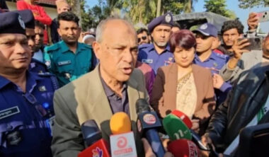 সরকারি কর্মকর্তাদের তেল মারা বন্ধের আহ্বান: স্বরাষ্ট্র উপদেষ্টা