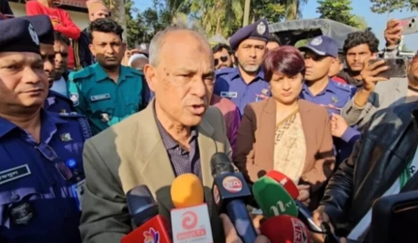 সরকারি কর্মকর্তাদের তেল মারা বন্ধের আহ্বান: স্বরাষ্ট্র উপদেষ্টা