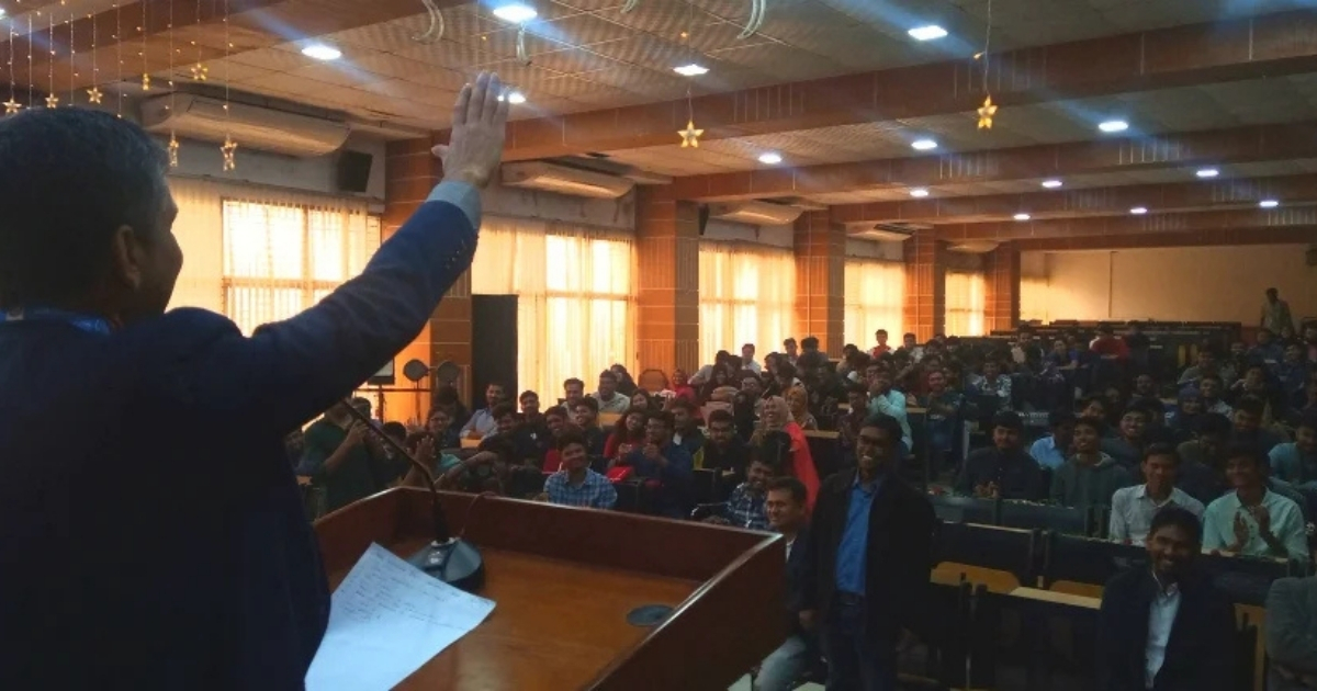 ক্যাম্পাসে রাজনীতি নিষিদ্ধ, দেশের প্রয়োজনে একসাথে কাজ করব : যবিপ্রবি উপাচার্য