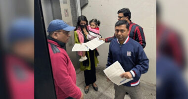 পাটগ্রামে সরকারি কর্মকর্তা আ.লীগের লিফলেট বিতরণে
