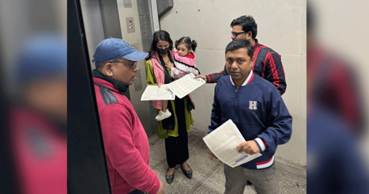 পাটগ্রামে সরকারি কর্মকর্তা আ.লীগের লিফলেট বিতরণে