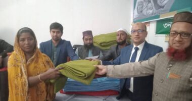 সাতক্ষীরা র কলারোয়া য় ইসলামী ব্যাংকের উদ্যোগে শীতবস্ত্র বিতরণ