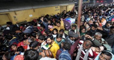 ভারতে রেলস্টেশনে পদদলিত হয়ে নিহত ১৮