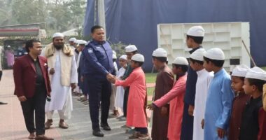 পুলিশের উদ্যোগে মাদ্রাসা শিক্ষার্থীদের মাঝে কুরআন শরীফ বিতরণ