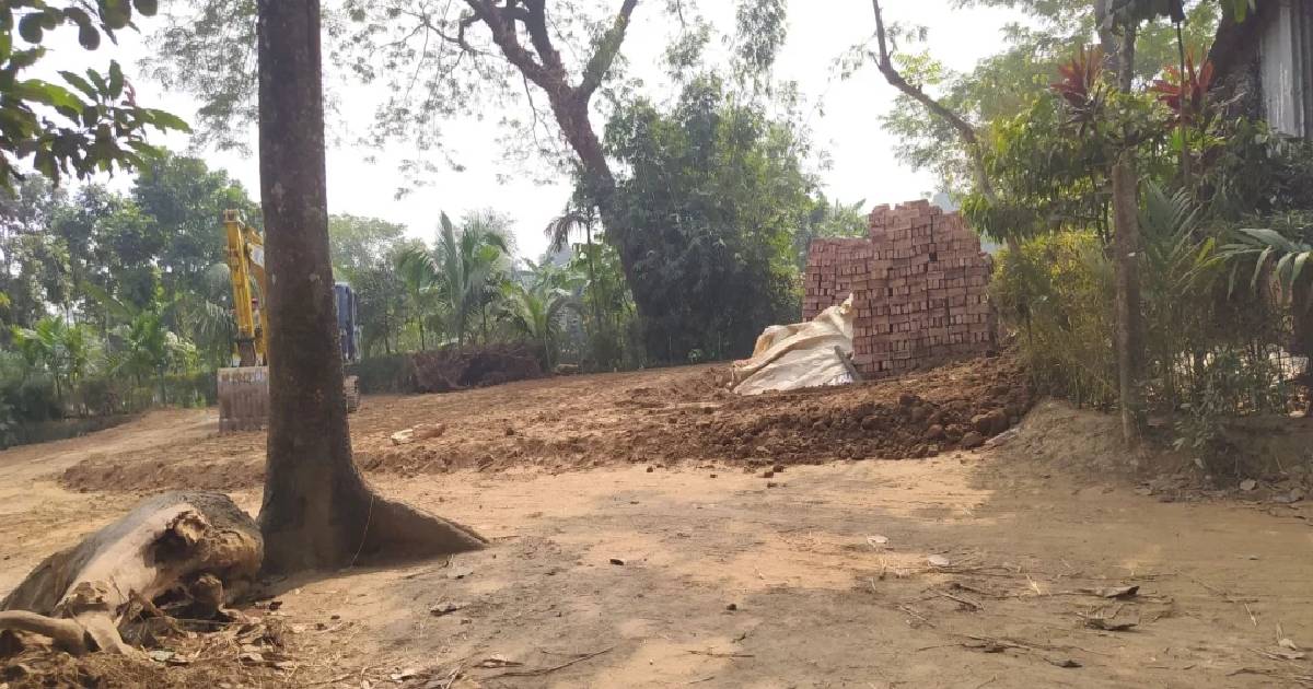 দুর্গাপুরে সরকারি রাস্তা দখল করে বাড়ি নির্মাণের অভিযোগ