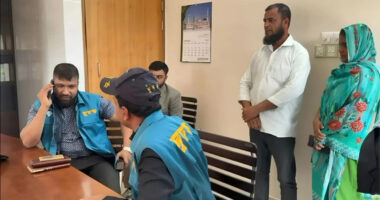 দালালচক্র ধরতে পাসপোর্ট অফিসে ছদ্মবেশে দুদক