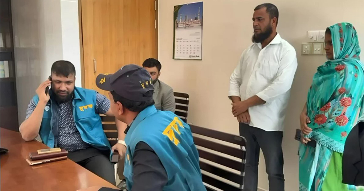 দালালচক্র ধরতে পাসপোর্ট অফিসে ছদ্মবেশে দুদক