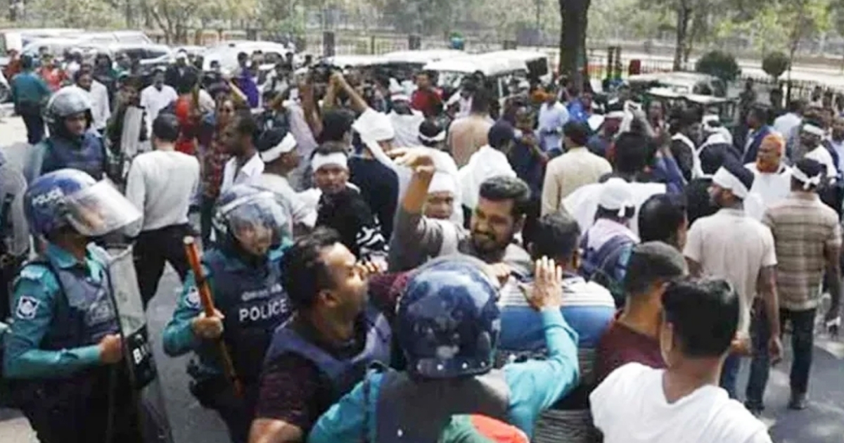 চাকরিচ্যুত পুলিশ সদস্যদের লাঠিপেটায়, রমনার ডিসি আহত