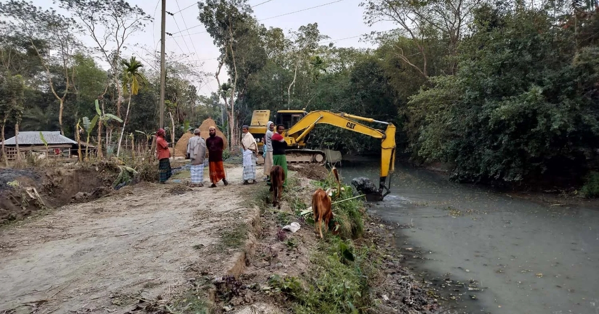 গ্রামীণ কাঁচা রাস্তার কোল ঘেষা খালের মাটি কেটে ইউপি সদস্যের বাগান—বাড়ী ভরাট