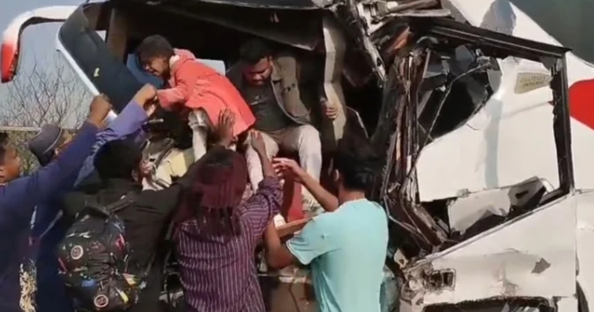 মাওয়া এক্সপ্রেসওয়েতে তিন গাড়ির সংঘর্ষ, আহত ১২