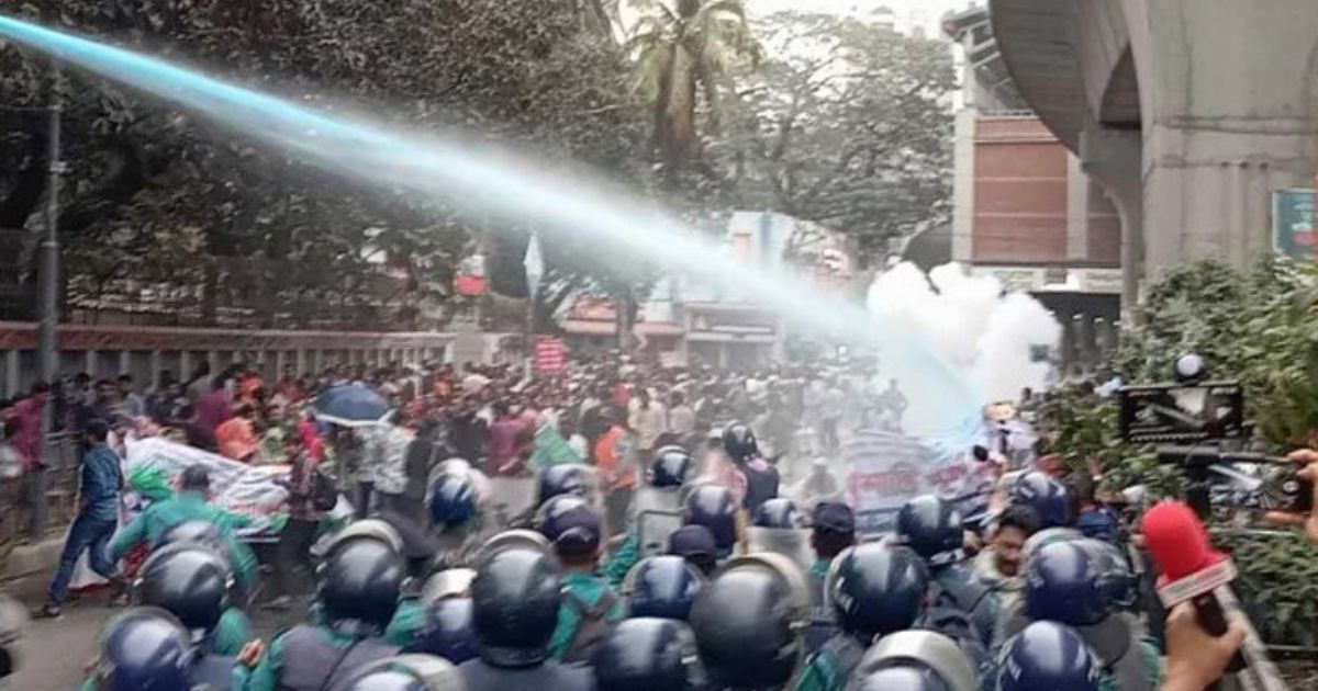 আউটসোর্সিং কর্মীদের ওপর পুলিশের জলকামান-সাউন্ড গ্রেনেড নিক্ষেপ