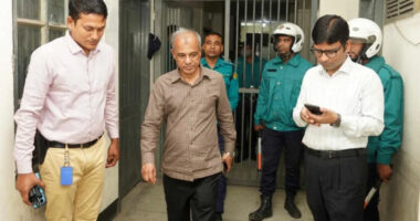 ভোর রাতে থানা পরিদর্শনে স্বরাষ্ট্র উপদেষ্টা, দায়িত্বে অবহেলা করায় এসআই-কনস্টেবল বরখাস্ত