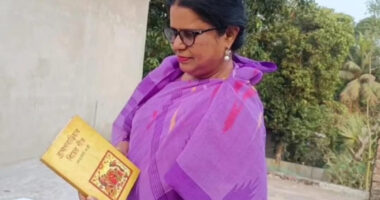 বাড়ি বাড়ি ঘুরে হারানো দিনের বিয়ের গীত সংরক্ষণ