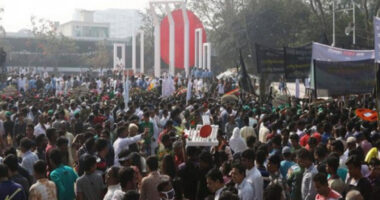 ভাষা শহীদদের শ্রদ্ধা জানাতে শহীদ মিনারে মানুষের ঢল