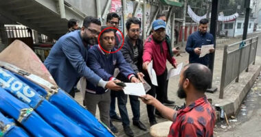 আ.লীগের লিফলেট বিতরণ আমার অধিকার: শিক্ষা ক্যাডারের কর্মকর্তা