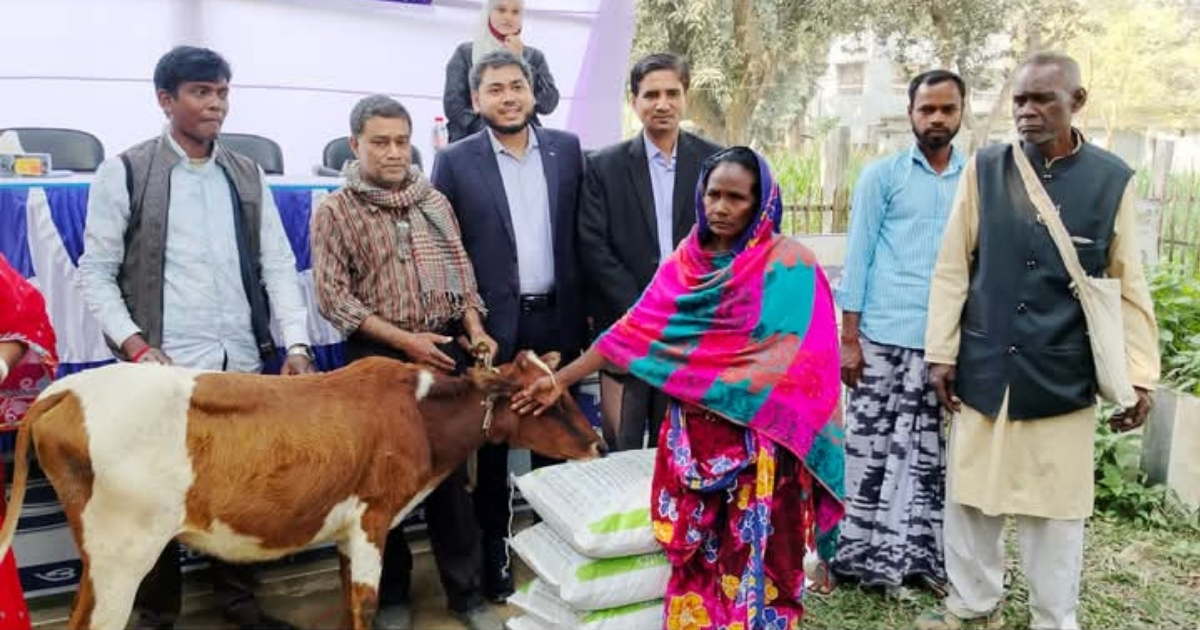 বগুড়ার শেরপুরে ক্ষুদ্র-নৃ গোষ্ঠীদের মাঝে বকনা বাছুর বিতরণ