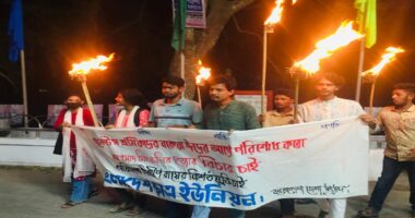 শ্রমিকদের উপর হামলার প্রতিবাদ ও বেতন পরিশোধের দাবি : নেত্রকোনায় ছাত্র ইউনিয়নের মশাল মিছিল