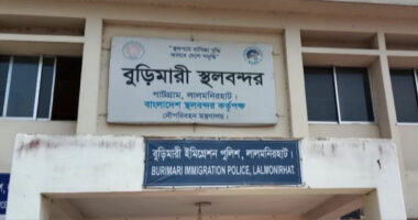বুড়িমারী স্থলবন্দরে ঈদের ছুটিতে ৮ দিন পণ্য পরিবহন বন্ধ, যাত্রীদের যাতায়াত স্বাভাবিক