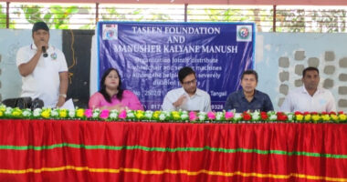 টাঙ্গাইলে মানবতার কল্যাণে প্রতিবন্ধী মানুষের মাঝে হুইল চেয়ার প্রদান