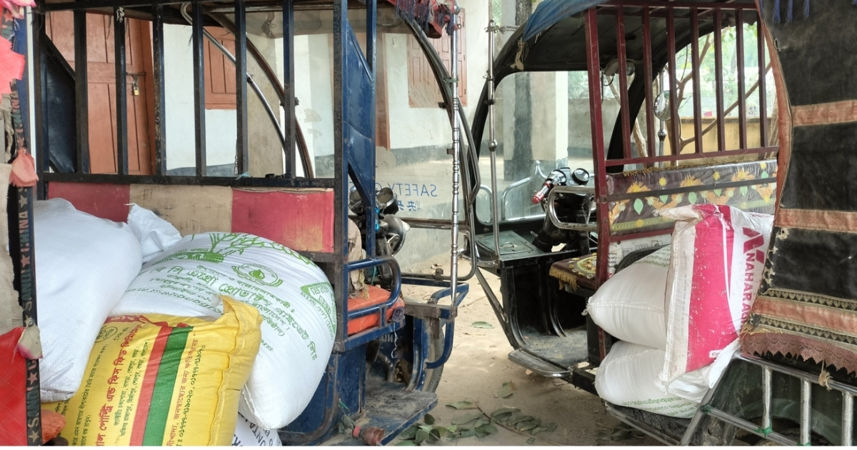 কার্ড থাকলেও চাল পাননি অনেকে, পাচারের সময় ধরা ১৬ বস্তা