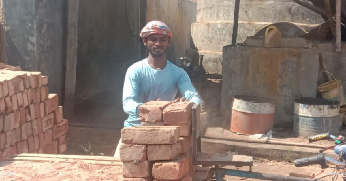 জীবিকার তাগিদে ছাত্রদল সভাপতি ইটভাটার শ্রমিক
