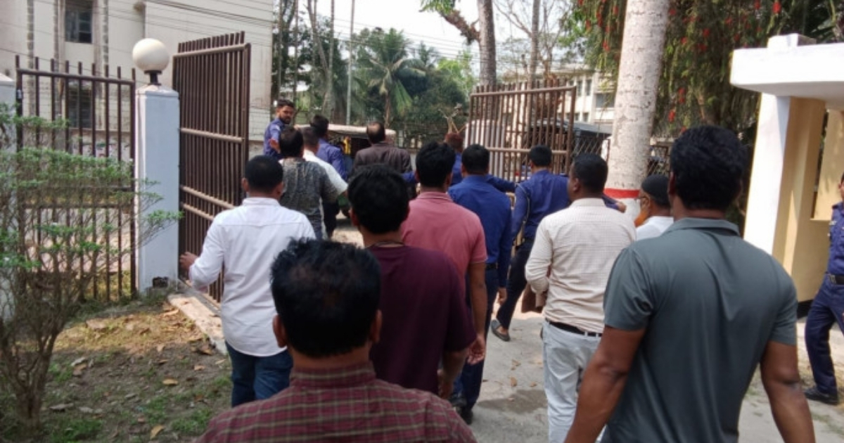 পিরোজপুরে আদালত চত্ত্বর থেকে আওয়ামী লীগের ৫ নেতা গ্রেপ্তার