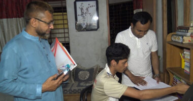 রাতের আঁধারে শিক্ষার্থীর বাড়িতে ইউএনও