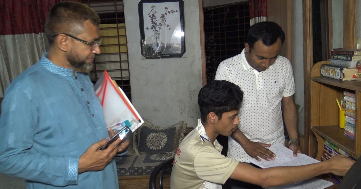 রাতের আঁধারে শিক্ষার্থীর বাড়িতে ইউএনও