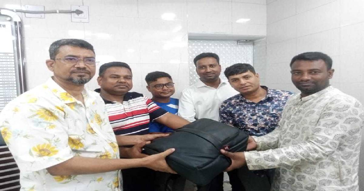 ১৮ ভরি স্বর্ণ পেয়ে মালিককে ফিরিয়ে দিলেন বগুড়ার সিএনজি চালক কলেজছাত্র