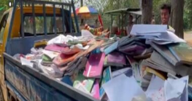 শ্রীনগরে চোরাই ভাবে সরকারি বই বিক্রি, ছাত্রদের হাতে পিকআপভ্যান ভর্তি বই আটক