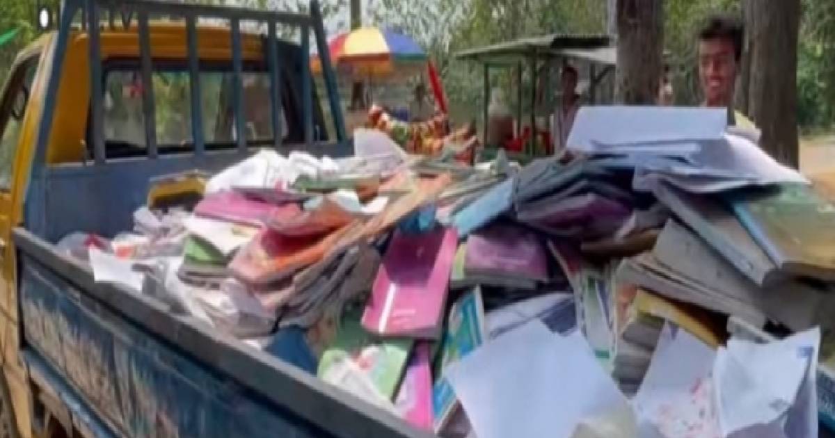 শ্রীনগরে চোরাই ভাবে সরকারি বই বিক্রি, ছাত্রদের হাতে পিকআপভ্যান ভর্তি বই আটক