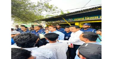 নরসিংদীতে ৬ দফা দাবিতে পলিটেকনিক শিক্ষার্থীদের ঢাকা-সিলেট মহাসড়ক অবরোধ