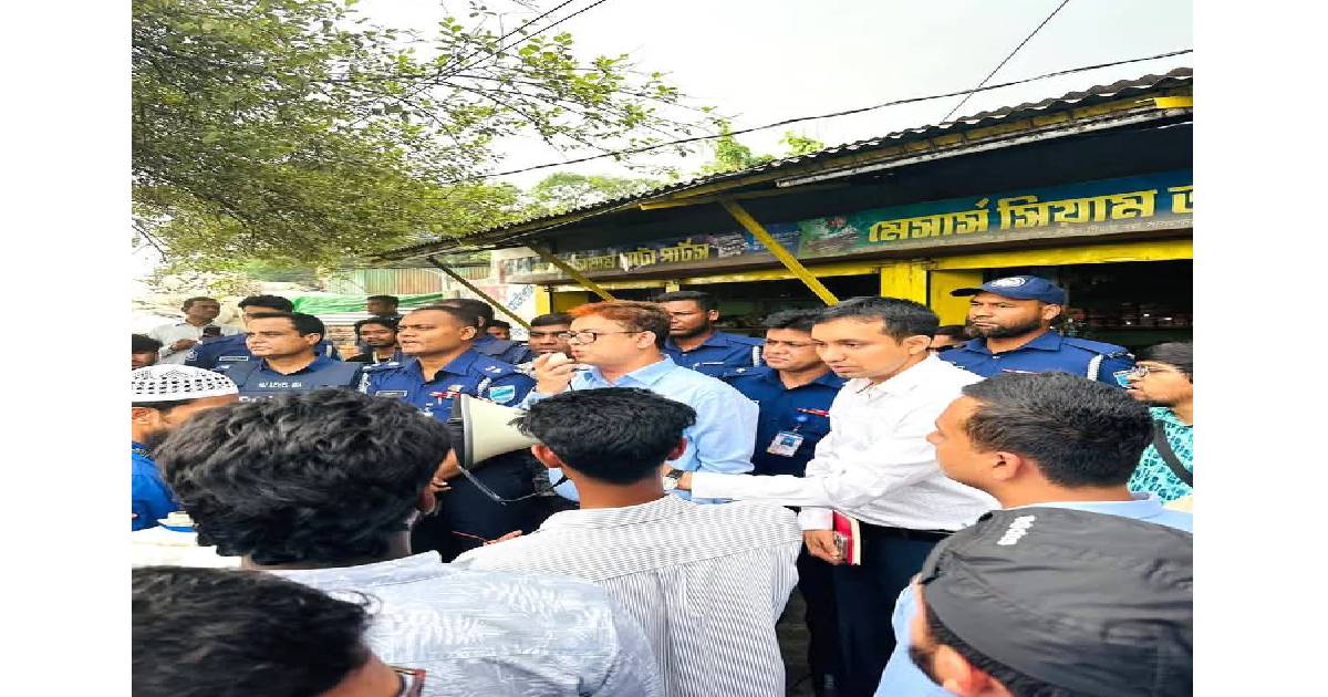 নরসিংদীতে ৬ দফা দাবিতে পলিটেকনিক শিক্ষার্থীদের ঢাকা-সিলেট মহাসড়ক অবরোধ