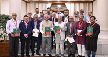 প্রধান উপদেষ্টার কাছে প্রতিবেদন পেশ করলো শ্রম সংস্কার কমিশন