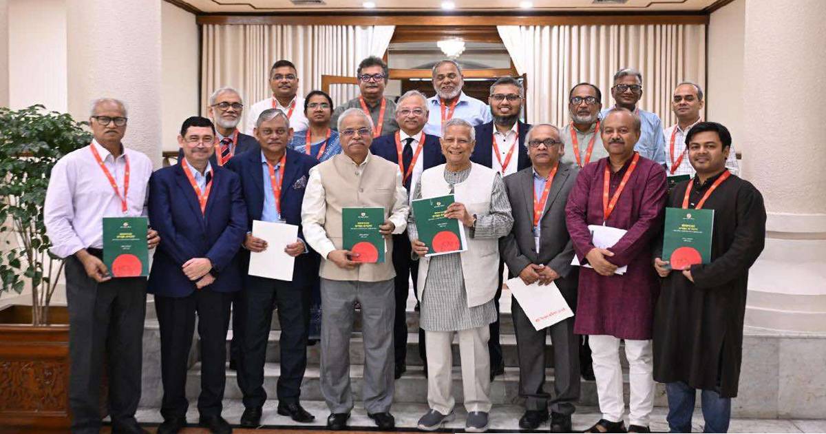 প্রধান উপদেষ্টার কাছে প্রতিবেদন পেশ করলো শ্রম সংস্কার কমিশন