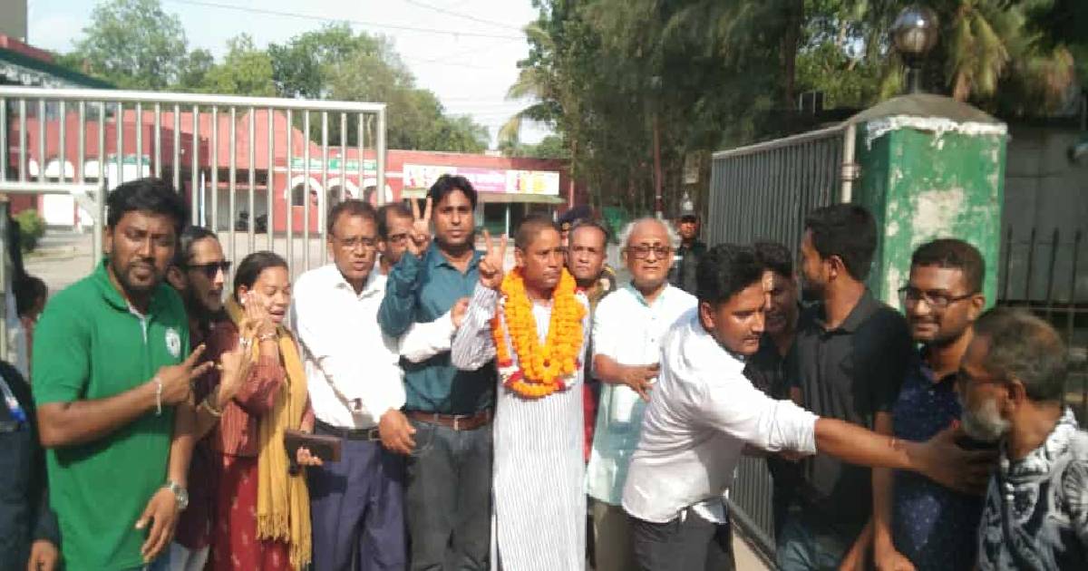 সাতক্ষীরায় সাংবাদিক দের আন্দোলনে জামিন পেলেন কালের কণ্ঠের সাংবাদিক টিপু