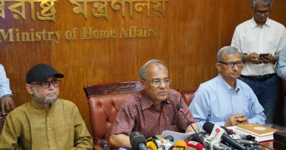 আপনারা এমন করলে পুরা দেশের আইনশৃংখলা কীভাবে ঠিক রাখব
