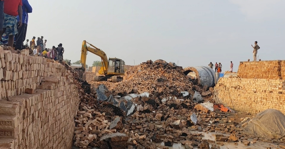 সিংগাইরে অবৈধ ইটভাটায় অভিযানে চিমনি ভাঙচুর