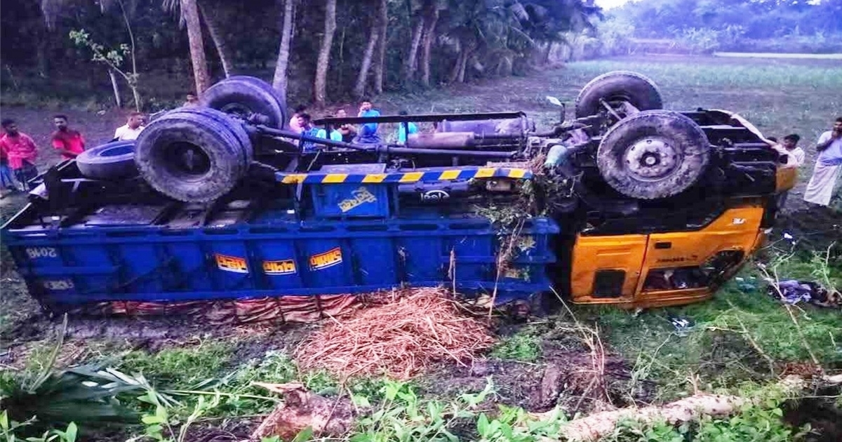 পাটকেলঘাটায় নিয়ন্ত্রণ হারিয়ে ধানক্ষেতে উল্টে গেলো ট্রাক
