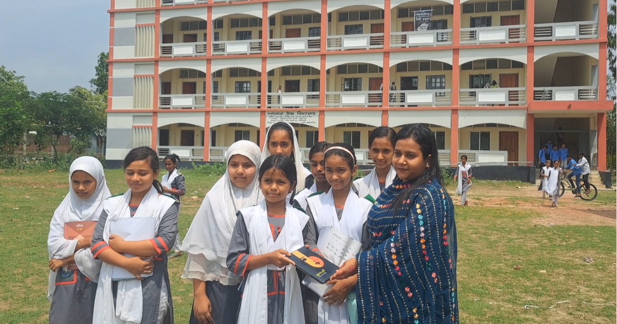 বই দিবস উপলক্ষে শিক্ষার্থীদের মাঝে শিক্ষকের প্রথম প্রকাশিত “মুগ্ধতার দেবী” বই বিতরণ