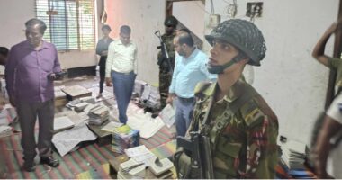 নাটোরে নকল বই তৈরির ছাপাখানায় যৌথবাহিনীর অভিযানে - কারখানা সিলগালা