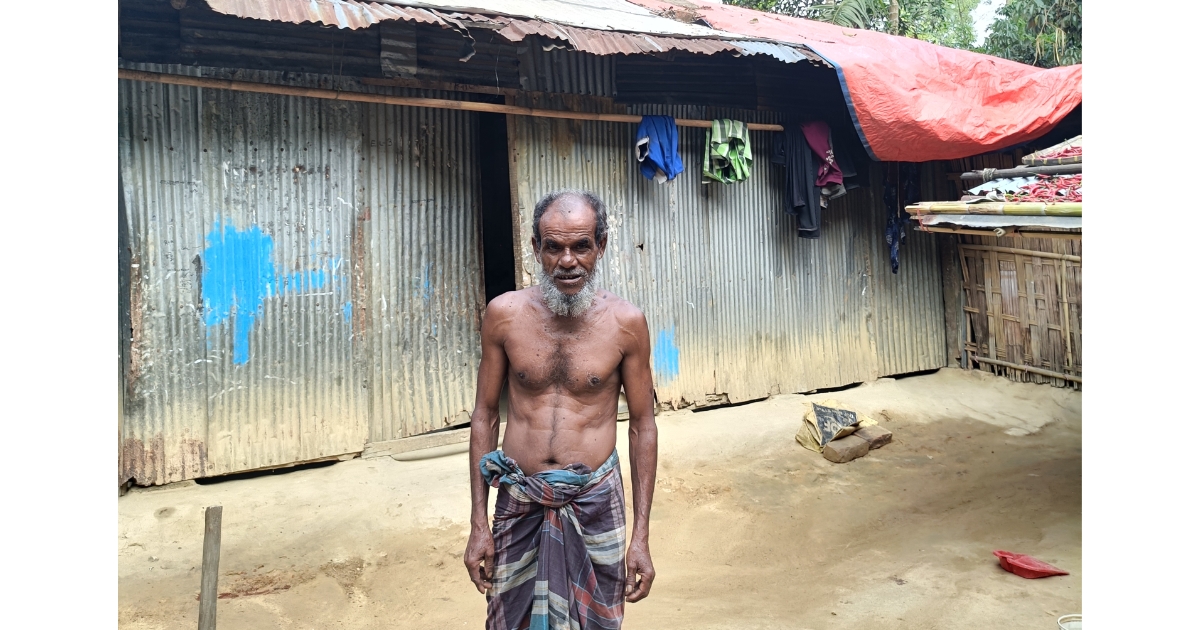ভাঙা ঘর, স্ত্রী সন্তান নিয়ে অসহায় জীবন যাপন আহমদ আলীর