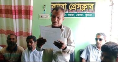কয়রা কৃষি জমির মাটি কেটে বাধ নির্মাণ, ক্ষতি পূরনের দাবিতে সংবাদ সম্মেলন