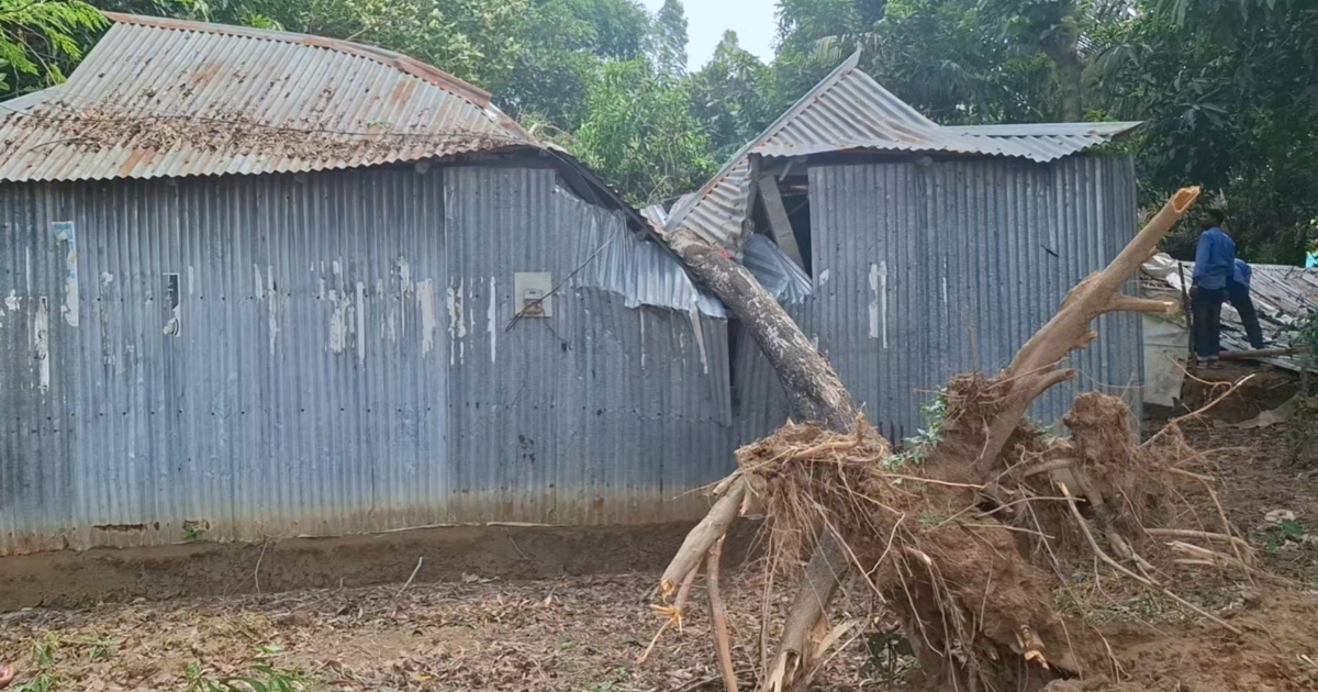 দুর্গাপুরে ঝড়ে বসতঘর ভেঙে নিঃস্ব কৃষক পরিবার