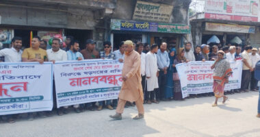 তালায় ইউএনও'র বিরুদ্ধে ষড়যন্ত্রের প্রতিবাদে মানববন্ধন