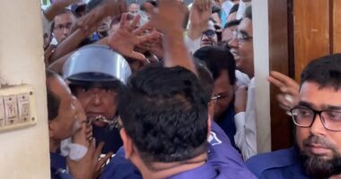সাবেক আইনমন্ত্রী আনিসুলকে চড়-থাপ্পড়, দৌড়ে রক্ষা পেলেন