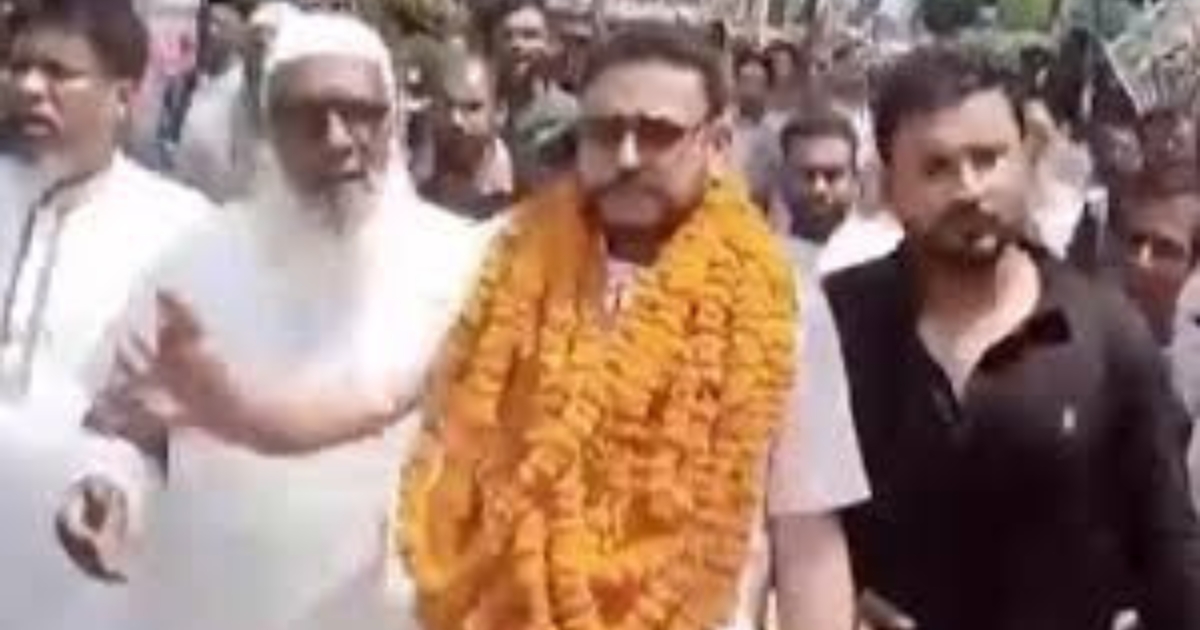 রাতে গ্রেফতার দুপুরেই জামিন,ফুলের মালা দিয়ে বরণ জুলাই আন্দোলনে হামলার আসামিকে